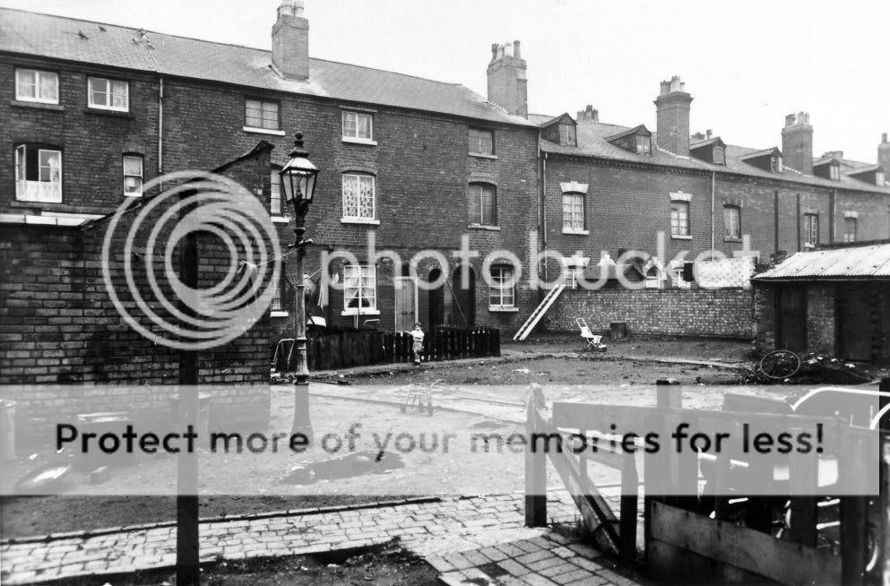 Lennox_Street_Back_of_49-51_Newtownlyn_-_15-11-1965.jpg